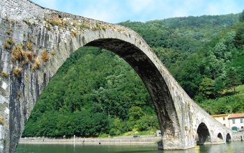 Scopri il fascino del Ponte Guido vicino Serchio: un gioiello da ammirare